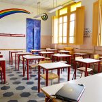 Aula scolastica con l'arcobaleno dipinto su una parete