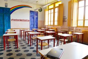 Aula scolastica con l'arcobaleno dipinto su una parete