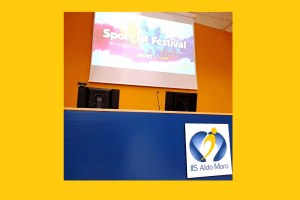 Tavolo dell'Aula Magna, sullo sfondo il logo di Sport IN Festival