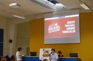 Un momento della conferenza stampa, parla uno studente