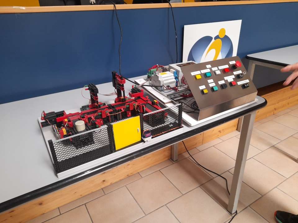 Un ponte tra scuola e impresa: premiati gli studenti della 5AET ai Laboratori di Imprenditorialità